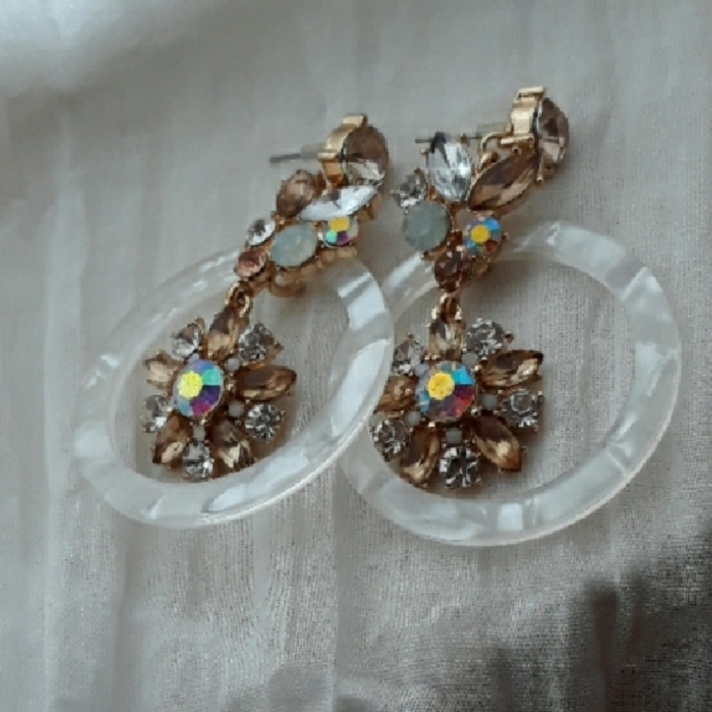 ❤ Dangly Gold/White Hoop Earrings